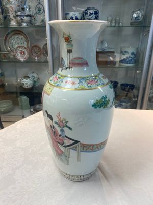 A pair of Chinese famille rose vases with court ladies, 19/20th C. — photo 4