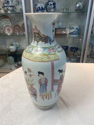 A pair of Chinese famille rose vases with court ladies, 19/20th C. — photo 5