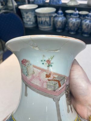 A pair of Chinese famille rose vases with court ladies, 19/20th C. — photo 8