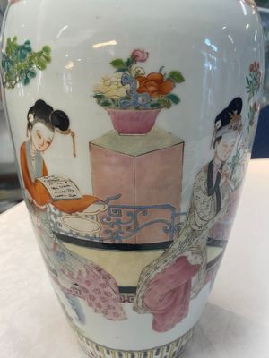 A pair of Chinese famille rose vases with court ladies, 19/20th C. — photo 9
