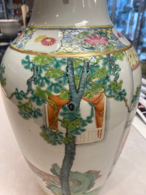 A pair of Chinese famille rose vases with court ladies, 19/20th C. — photo 10