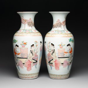 A pair of Chinese famille rose vases with court ladies, 19/20th C. — photo 1
