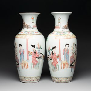 A pair of Chinese famille rose vases with court ladies, 19/20th C. — photo 2