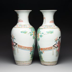 A pair of Chinese famille rose vases with court ladies, 19/20th C. — photo 3