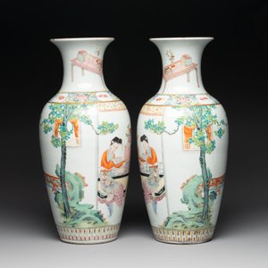 A pair of Chinese famille rose vases with court ladies, 19/20th C. — photo 4
