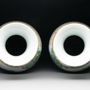 A pair of Chinese famille rose vases with court ladies, 19/20th C. — photo 5