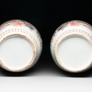 A pair of Chinese famille rose vases with court ladies, 19/20th C. — photo 6