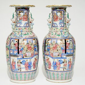 A pair of Chinese famille rose vases with court scenes, 19th C. — photo 1