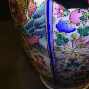 A pair of Chinese famille rose vases with court scenes, 19th C. — photo 13