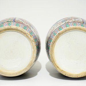 A pair of Chinese famille rose vases with court scenes, 19th C. — photo 6