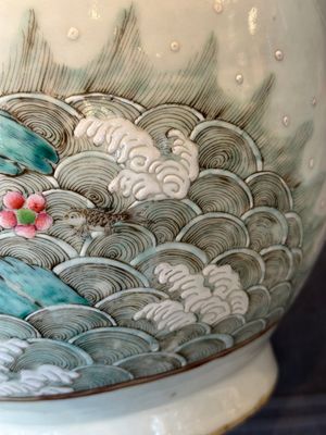 A pair of Chinese famille rose vases with cranes, 19th C. — foto 12