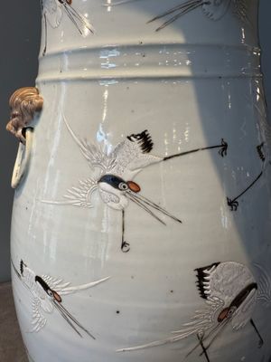 A pair of Chinese famille rose vases with cranes, 19th C. — foto 18