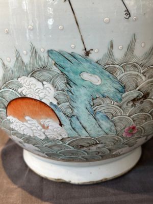 A pair of Chinese famille rose vases with cranes, 19th C. — foto 20