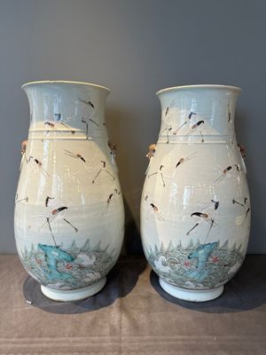 A pair of Chinese famille rose vases with cranes, 19th C. — foto 3