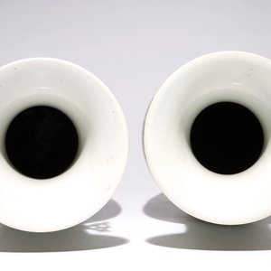A pair of Chinese famille rose vases with design of figures, 20th C. — 照片 5