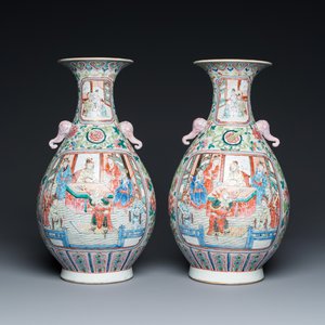 A pair of Chinese famille rose vases with elephant handles, 19th C. — 照片 1