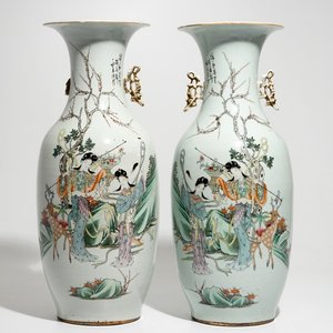 A pair of Chinese famille rose vases with female immortals, 19/20th C. — photo 1