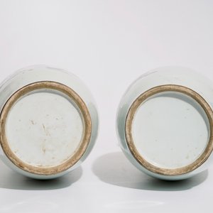 A pair of Chinese famille rose vases with female immortals, 19/20th C. — photo 5
