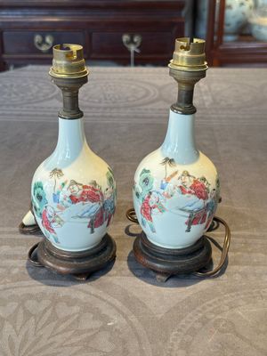 A pair of Chinese famille rose vases with figural design mounted as lamps, 19th C. — 照片 1