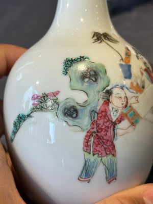 A pair of Chinese famille rose vases with figural design mounted as lamps, 19th C. — 照片 12