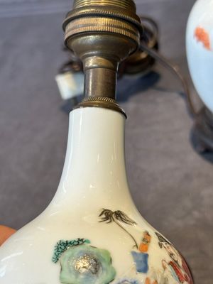 A pair of Chinese famille rose vases with figural design mounted as lamps, 19th C. — 照片 13