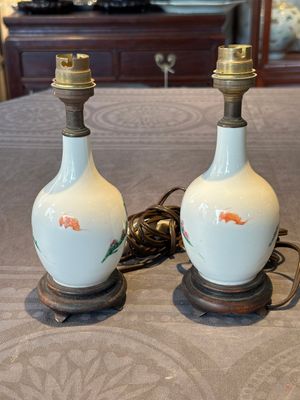 A pair of Chinese famille rose vases with figural design mounted as lamps, 19th C. — 照片 3