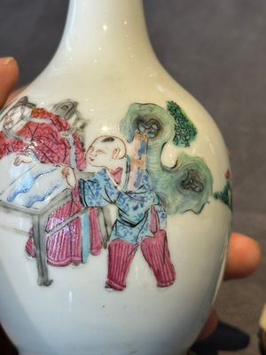 A pair of Chinese famille rose vases with figural design mounted as lamps, 19th C. — 照片 5