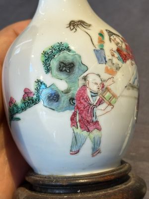 A pair of Chinese famille rose vases with figural design mounted as lamps, 19th C. — 照片 7