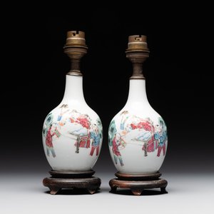A pair of Chinese famille rose vases with figural design mounted as lamps, 19th C. — 照片 1