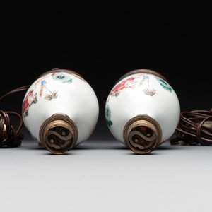 A pair of Chinese famille rose vases with figural design mounted as lamps, 19th C. — 照片 3