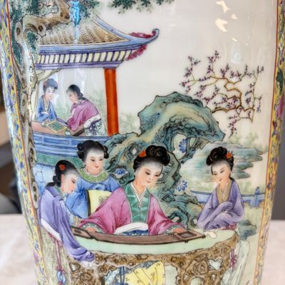 A pair of Chinese famille rose vases with figural design — photo 5