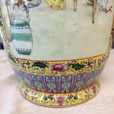 A pair of Chinese famille rose vases with figural design — photo 7