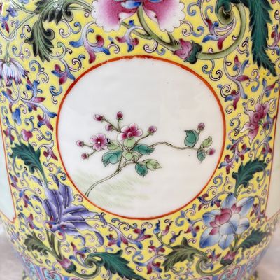 A pair of Chinese famille rose vases with figural design — photo 11