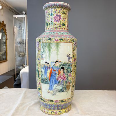 A pair of Chinese famille rose vases with figural design — photo 13