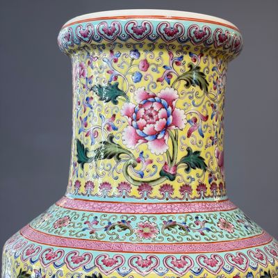 A pair of Chinese famille rose vases with figural design — photo 14