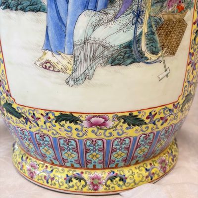 A pair of Chinese famille rose vases with figural design — photo 18