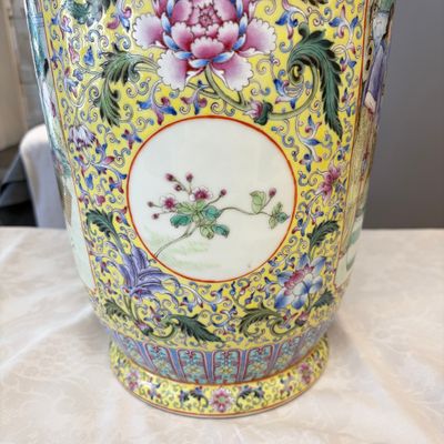 A pair of Chinese famille rose vases with figural design — photo 22