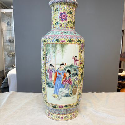A pair of Chinese famille rose vases with figural design — photo 27
