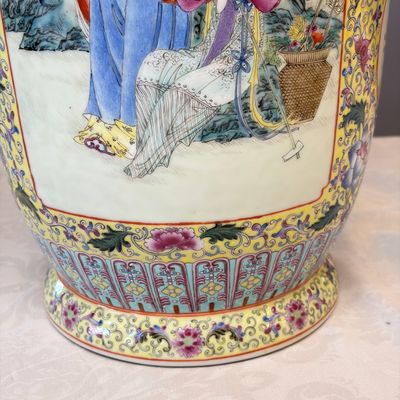 A pair of Chinese famille rose vases with figural design — photo 31