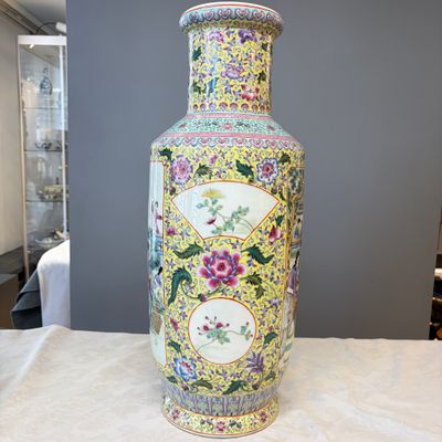 A pair of Chinese famille rose vases with figural design — photo 32