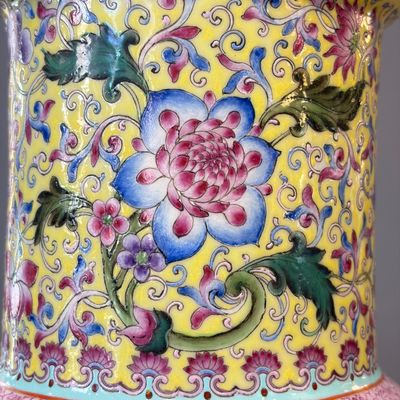 A pair of Chinese famille rose vases with figural design — photo 37