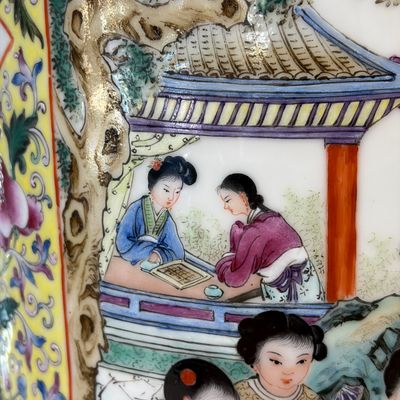 A pair of Chinese famille rose vases with figural design — photo 39