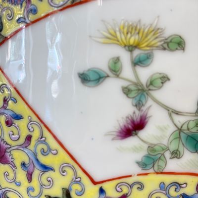 A pair of Chinese famille rose vases with figural design — photo 44