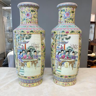 A pair of Chinese famille rose vases with figural design — photo 1