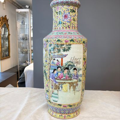 A pair of Chinese famille rose vases with figural design — photo 2