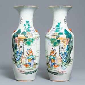 A pair of Chinese famille rose vases with figures in a garden, 19/20th C. — photo 1