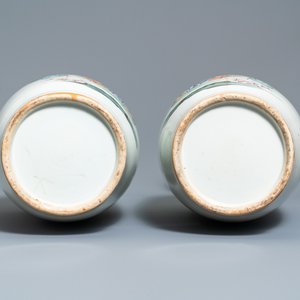 A pair of Chinese famille rose vases with figures in a garden, 19/20th C. — photo 6