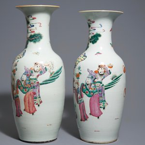 A pair of Chinese famille rose vases with figures in a garden, 19th C. — photo 4