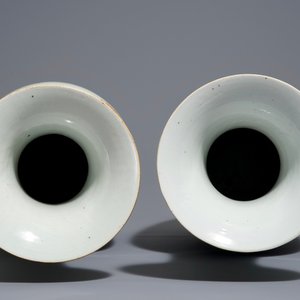 A pair of Chinese famille rose vases with figures in a garden, 19th C. — photo 5