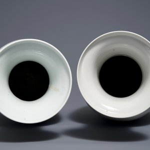 A pair of Chinese famille rose vases with figures in a garden, Qianlong mark, 20th C. — 照片 5